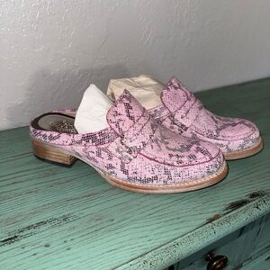 Size 7 Freebird pink snake print leather mules
